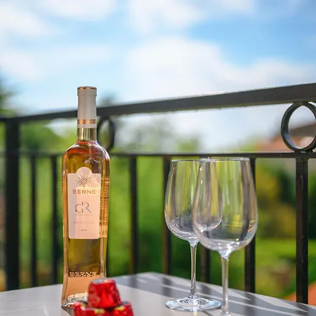 Julia -calme Spacieux - Parking Prive - Clim דירה *